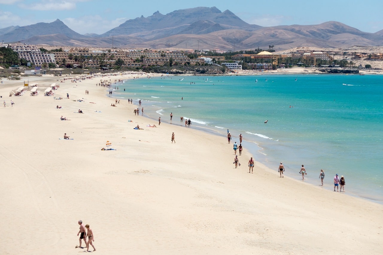 Fuerteventura er en del av kanariøyene med hotell og strender